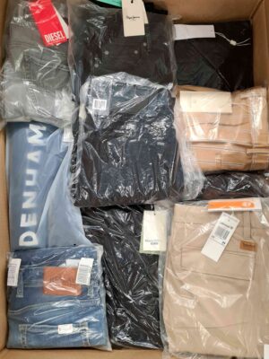 The photo shows a package with clothing in the category AM.
