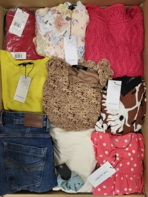 The photo shows a package with clothing in the category TSC.