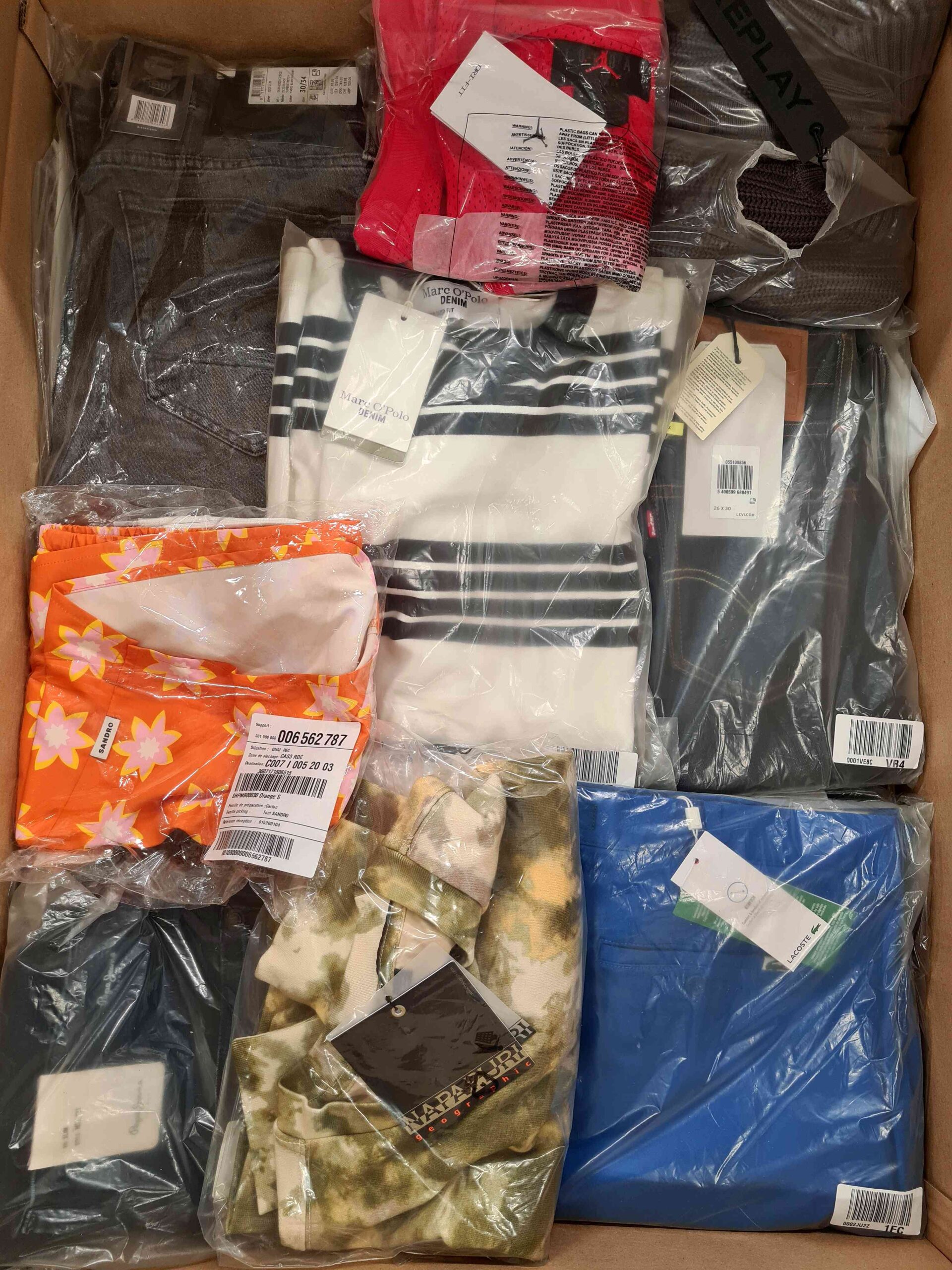 AM425 3 The photo shows a package with clothing in the category AM.