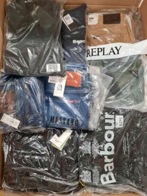 The photo shows a package with clothing in the category AM.