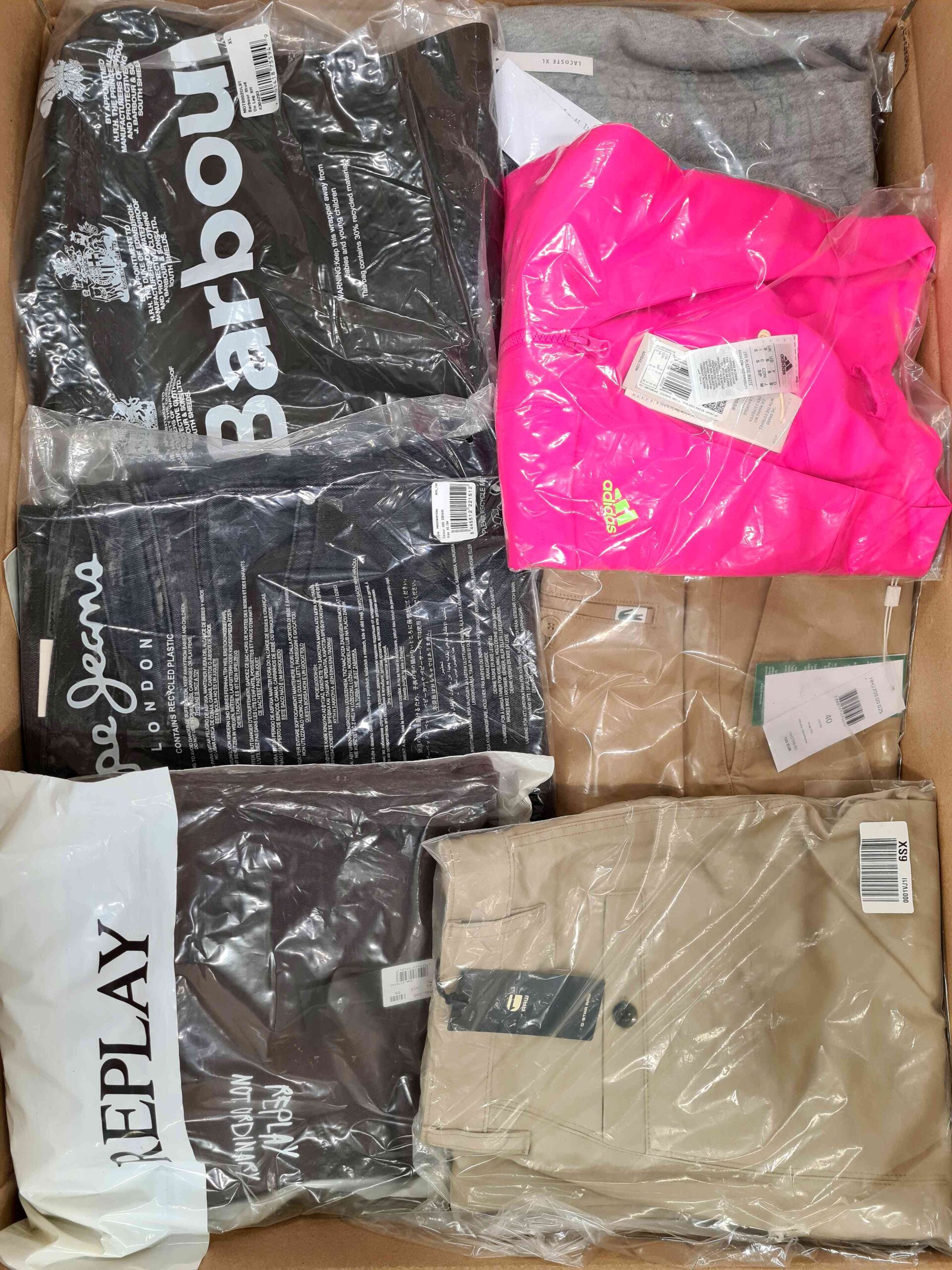 AM428 3 The photo shows a package with clothing in the category AM.