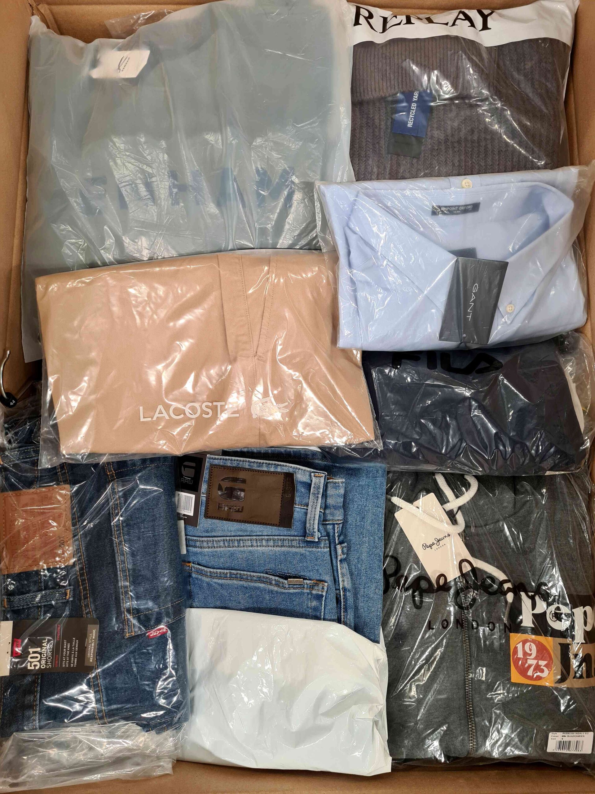 AM429 2 The photo shows a package with clothing in the category AM.