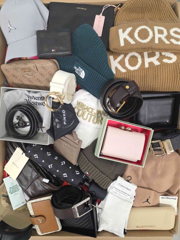 The picture shows a package with accessories in the category AC.
