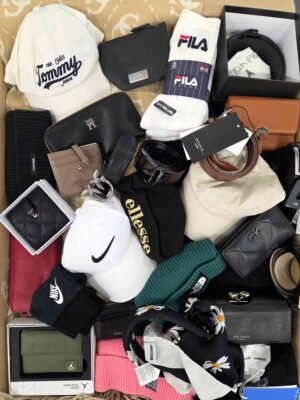 The picture shows a package with accessories in the category AC.