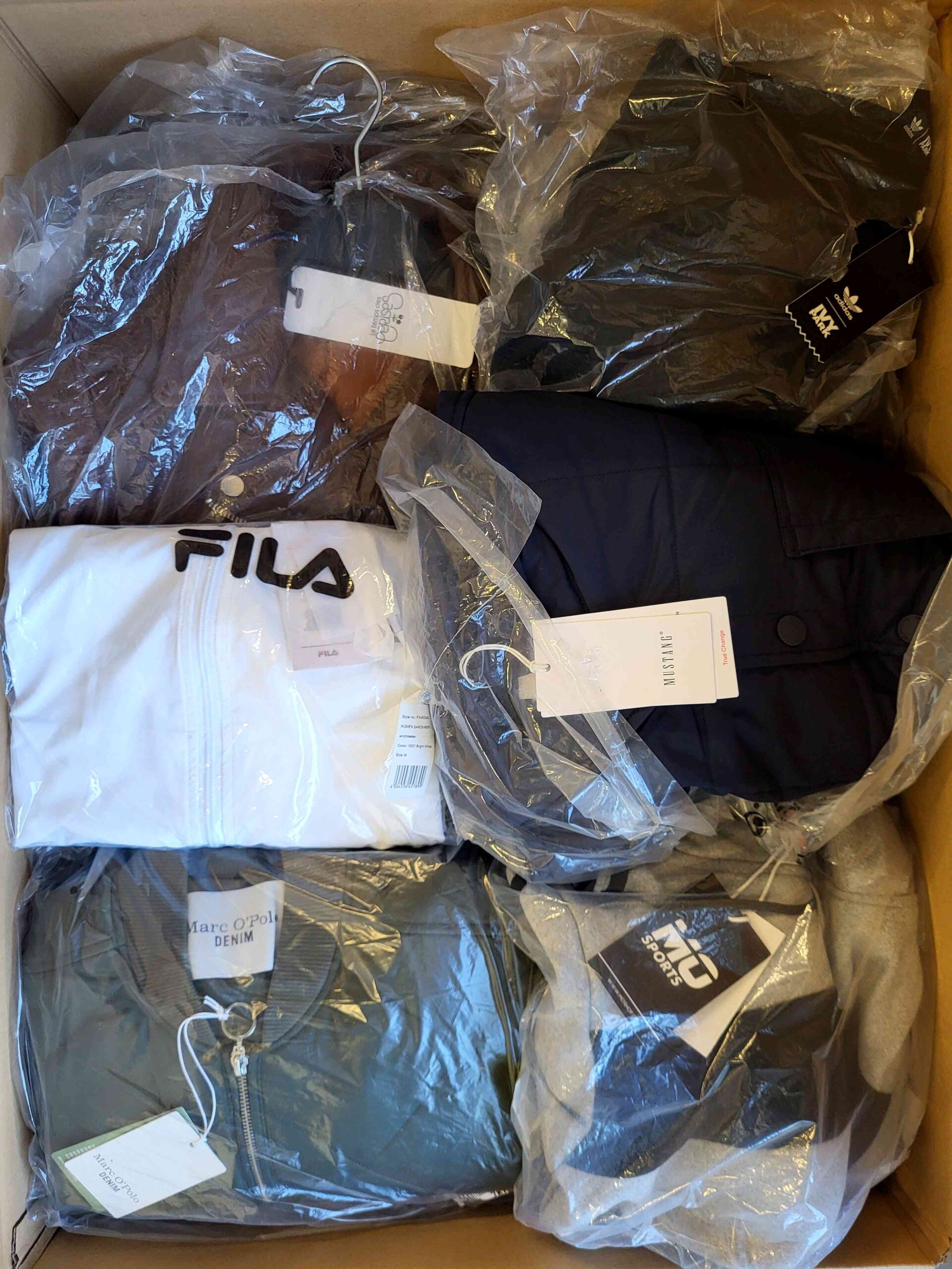 AJS479 3 The photo shows a package with clothing in the category AJS.