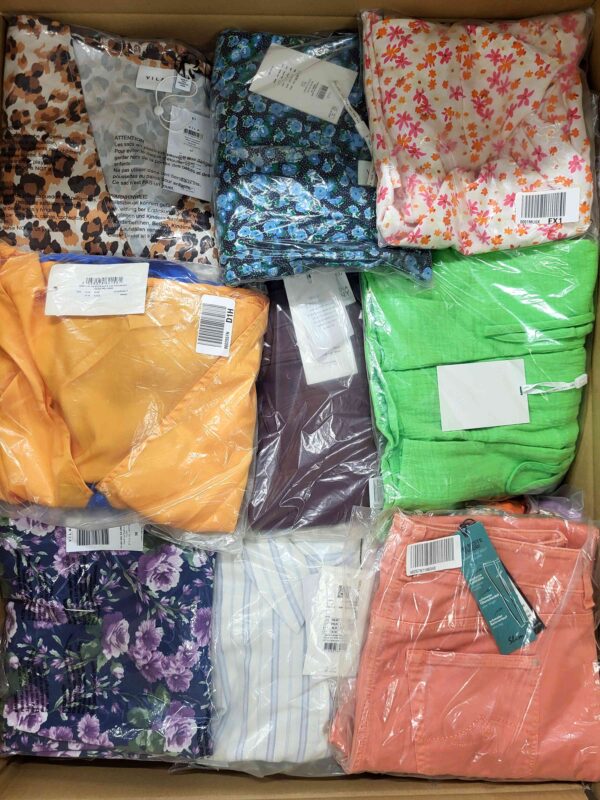 The photo shows a package with clothing in the category AR.