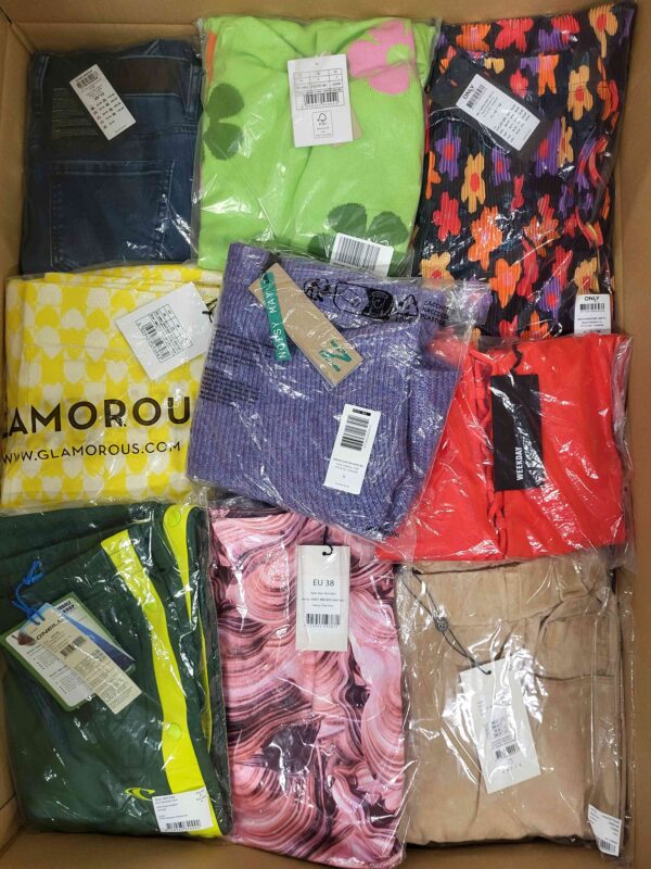 The photo shows a package with clothing in the category AR.