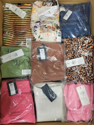 The photo shows a package with clothing in the category AR.