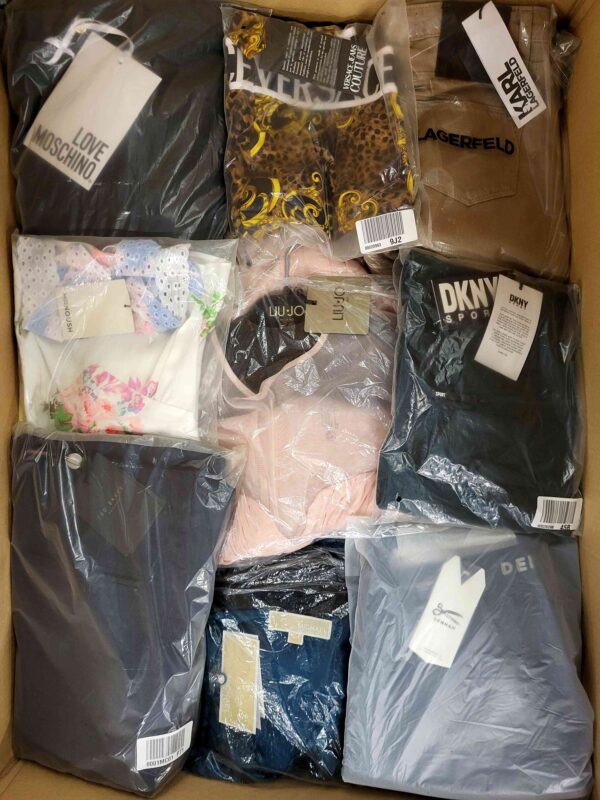 The photo shows a package with clothing in the category AP.