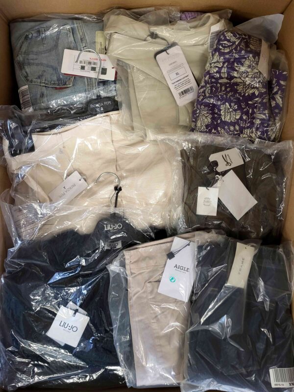 The photo shows a package with clothing in the category AP.
