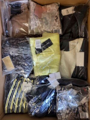 The photo shows a package with clothing in the category AP.