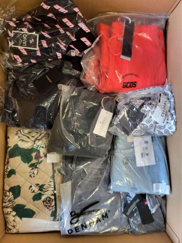 The photo shows a package with clothing in the category AP.