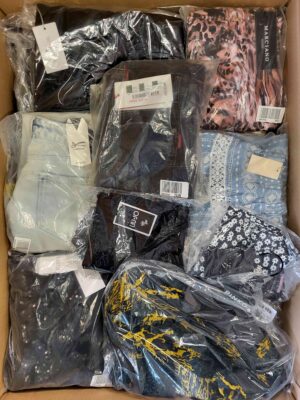 The photo shows a package with clothing in the category AP.