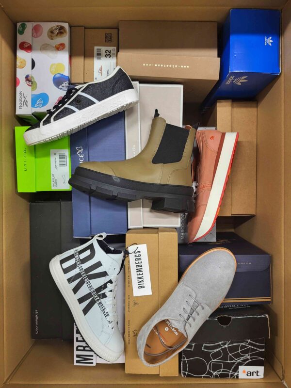 The photo shows a package with footwear in the category AS.