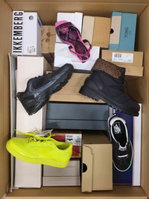 The photo shows a package with footwear in the category AS.