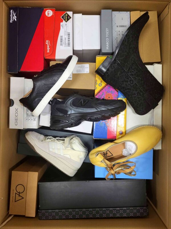 The photo shows a package with footwear in the category AS.
