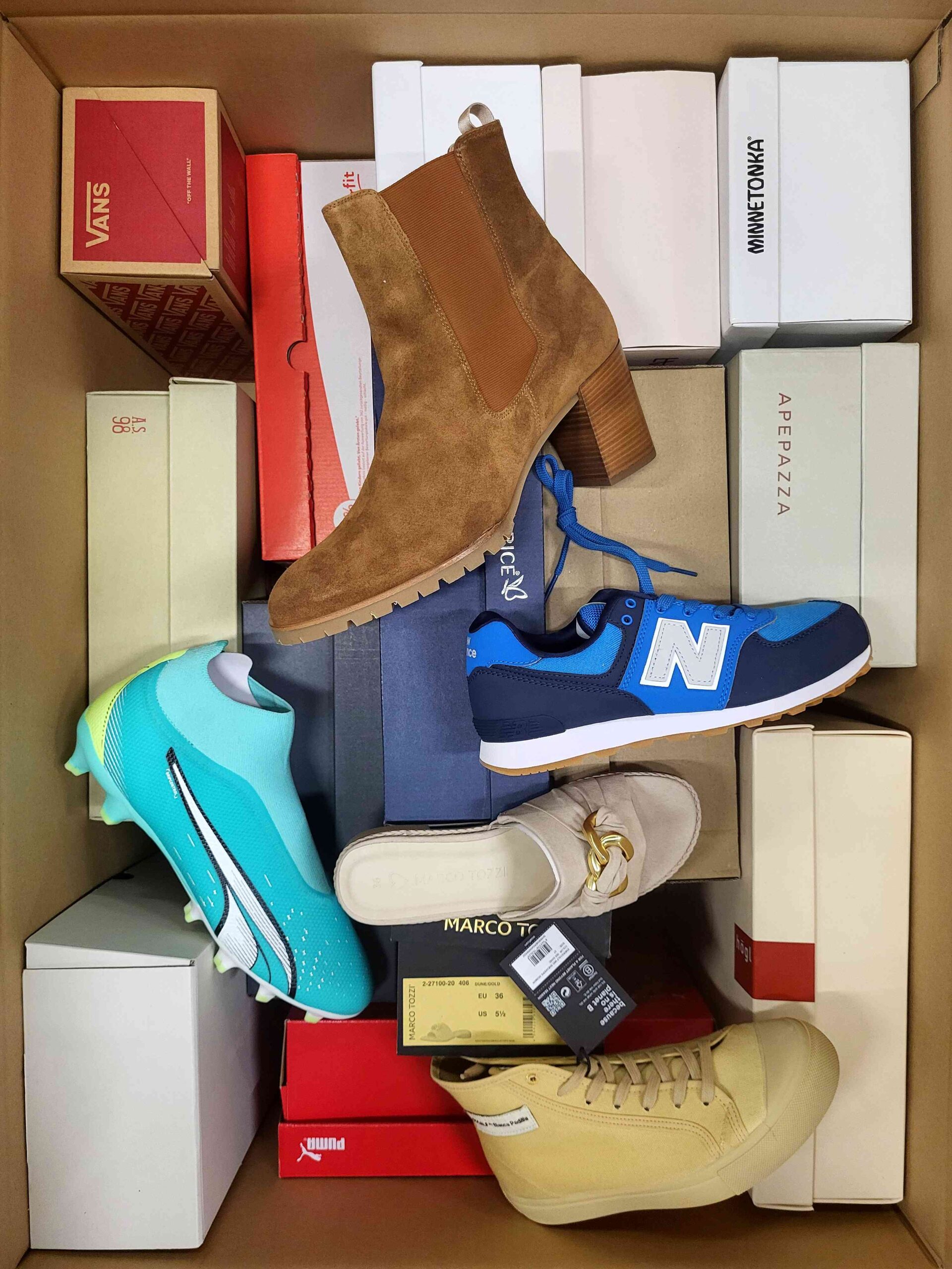 The photo shows a package with footwear in the category AS.