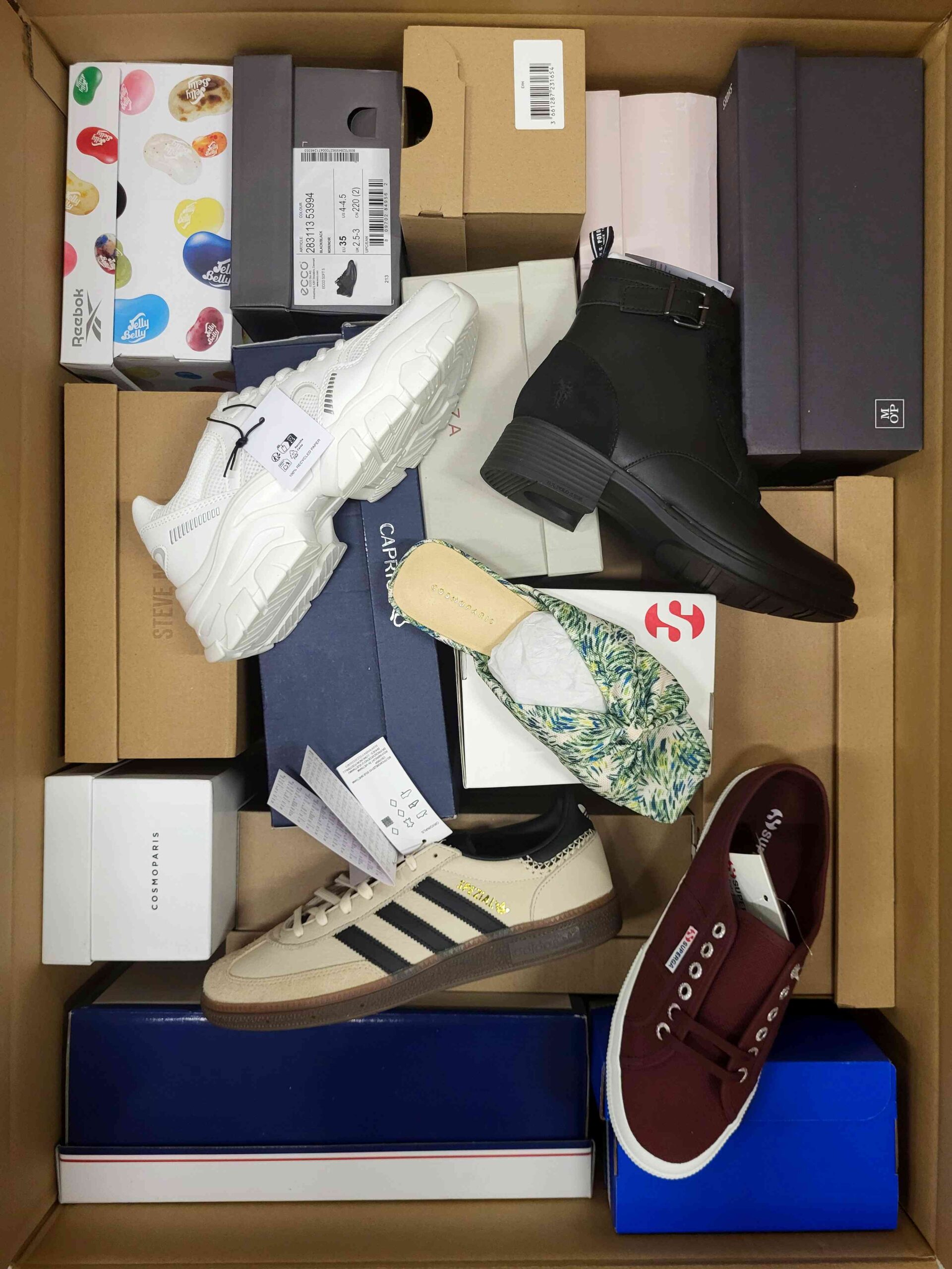 The photo shows a package with footwear in the category AS.