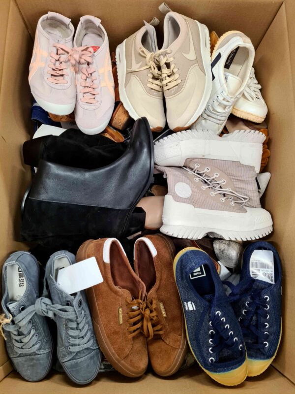 The photo shows a package with footwear in the category SH.