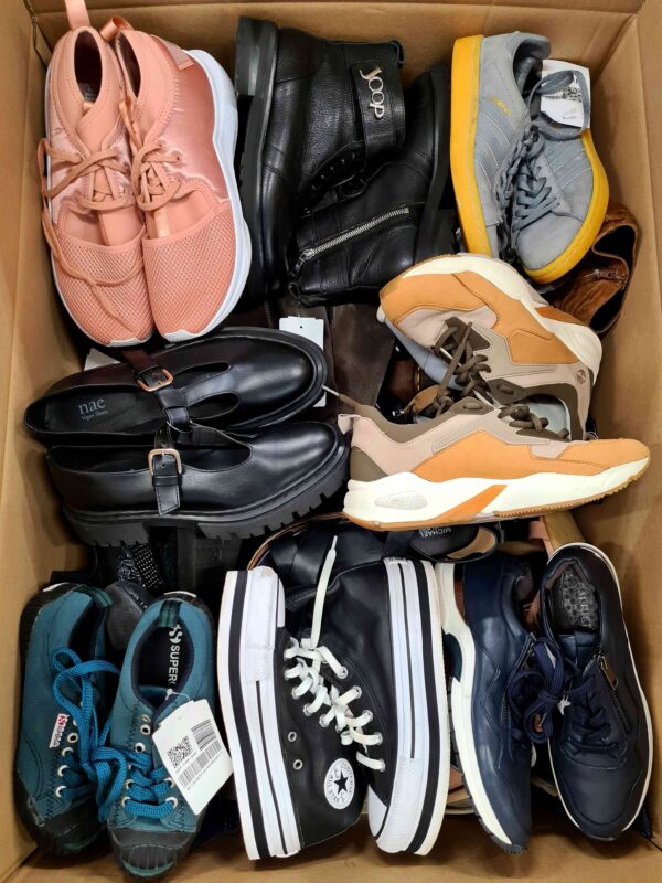 The photo shows a package with footwear in the category SH.