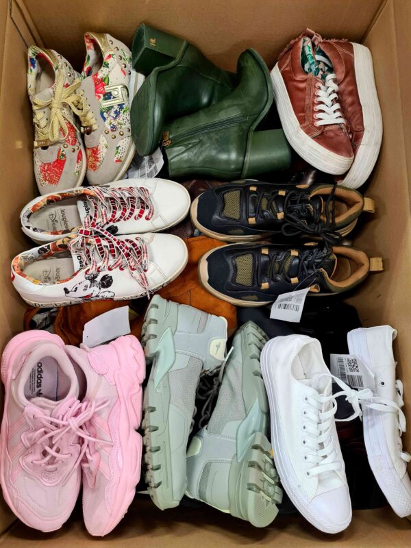 The photo shows a package with footwear in the category SH.