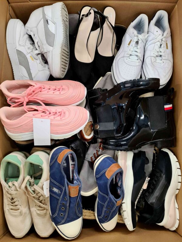 The photo shows a package with footwear in the category SH.