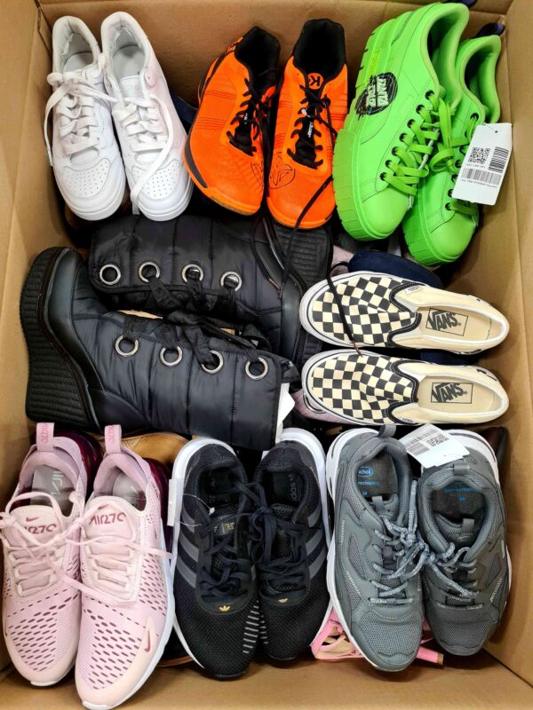 The photo shows a package with footwear in the category SH.