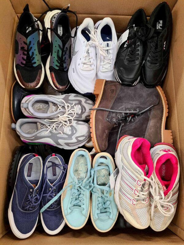 The photo shows a package with footwear in the category SH.