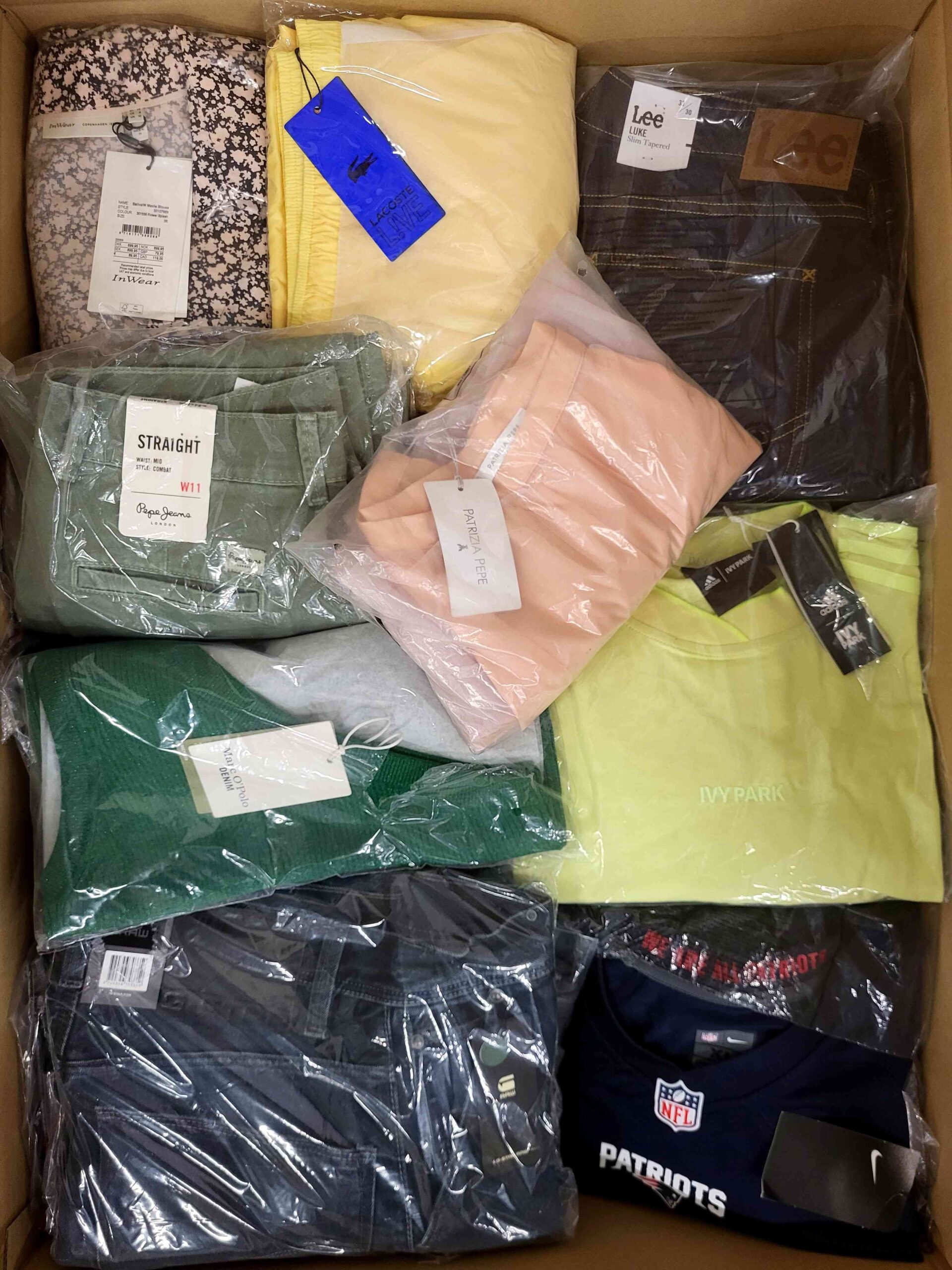 A772 3 The photo shows a package with clothing in the category A.