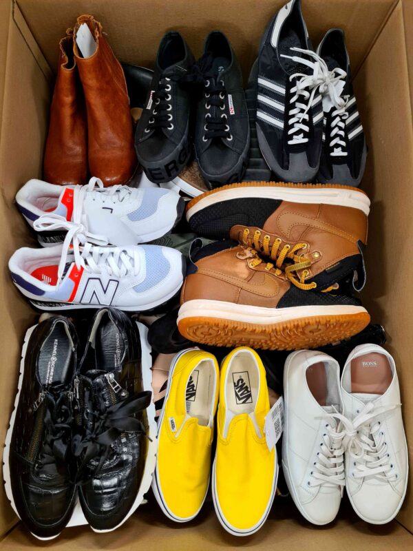 The photo shows a package with footwear in the category SH.