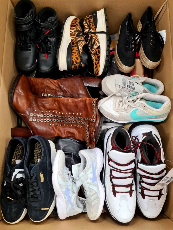 The photo shows a package with footwear in the category SH.
