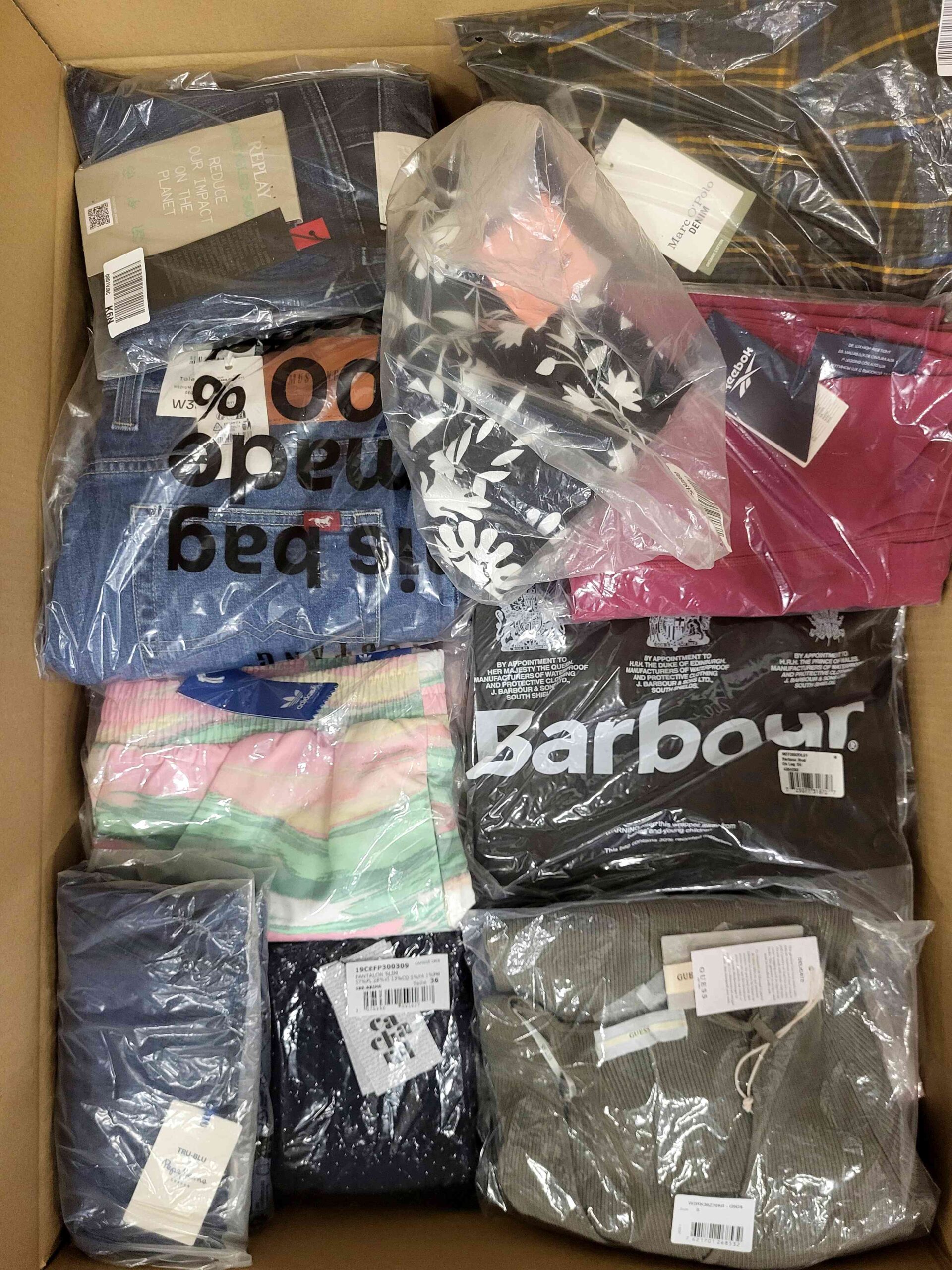 A776 3 The photo shows a package with clothing in the category A.