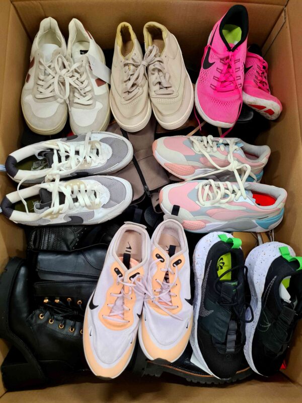 The photo shows a package with footwear in the category SH.