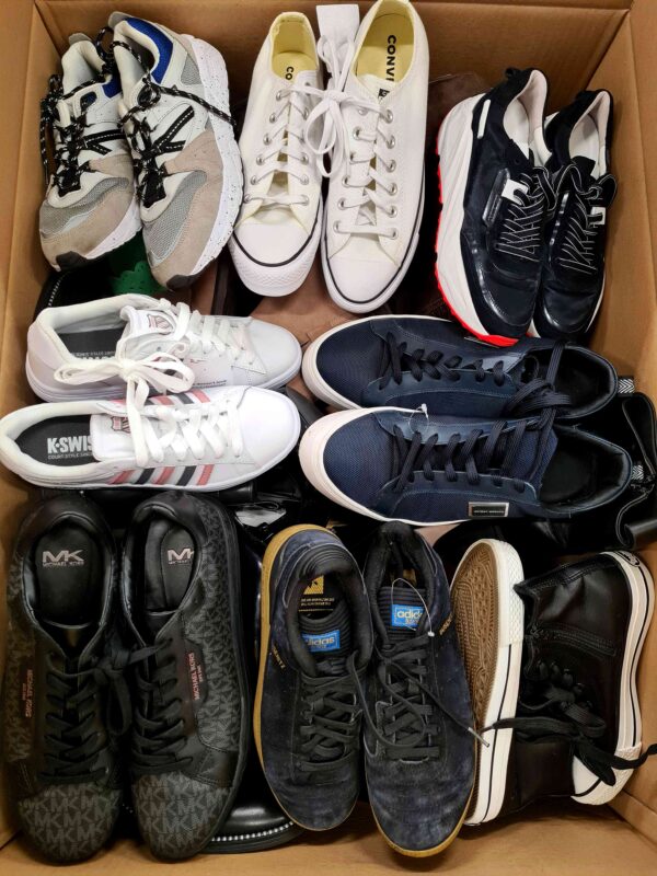 The photo shows a package with footwear in the category SH.