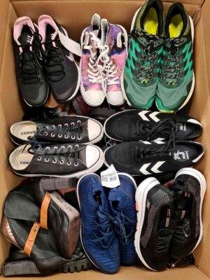 The photo shows a package with footwear in the category SH.