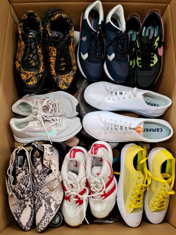 The photo shows a package with footwear in the category SH.