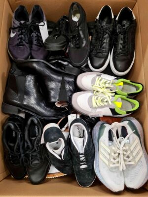 The photo shows a package with footwear in the category SH.