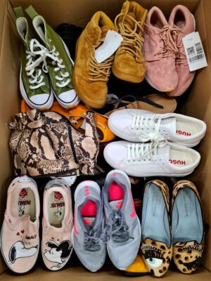 The photo shows a package with footwear in the category SH.