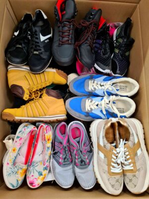 The photo shows a package with footwear in the category SH.