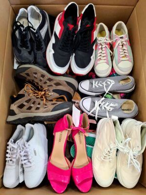 The photo shows a package with footwear in the category SH.