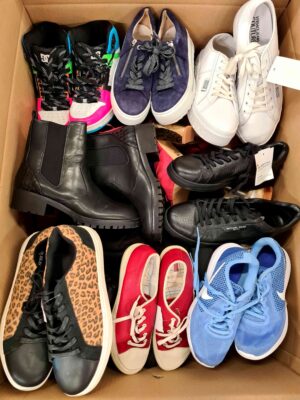 The photo shows a package with footwear in the category SH.