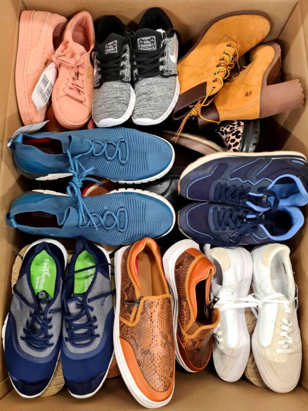 The photo shows a package with footwear in the category SH.