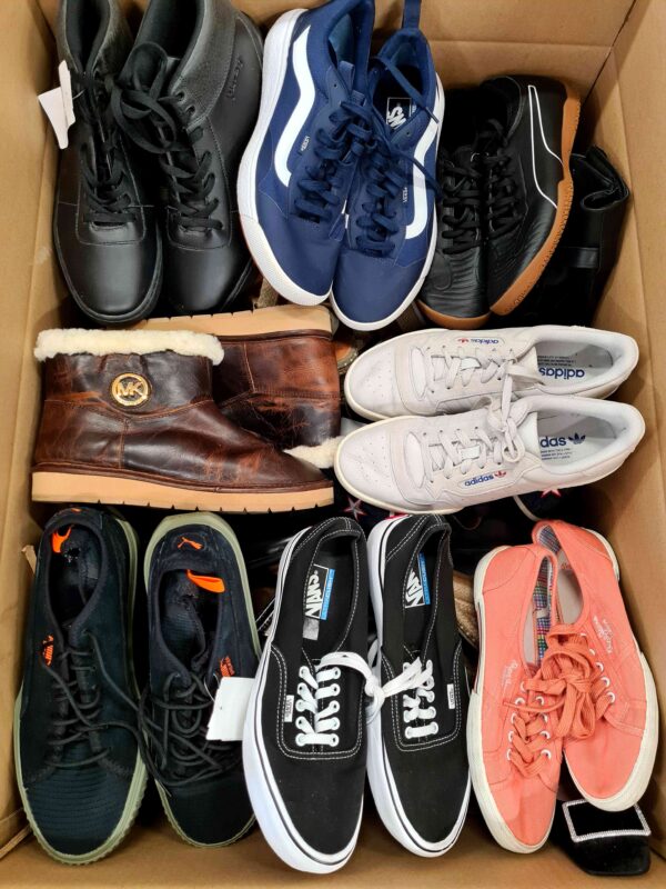 The photo shows a package with footwear in the category SH.