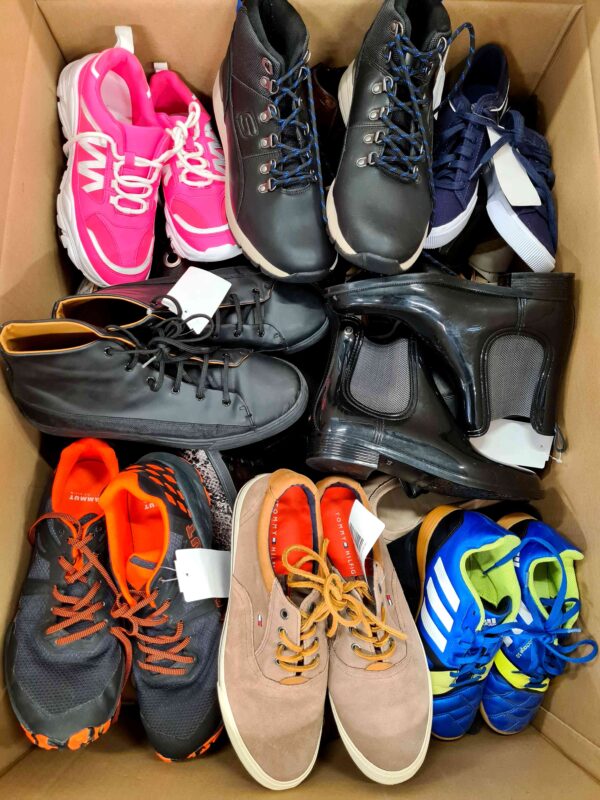 The photo shows a package with footwear in the category SH.
