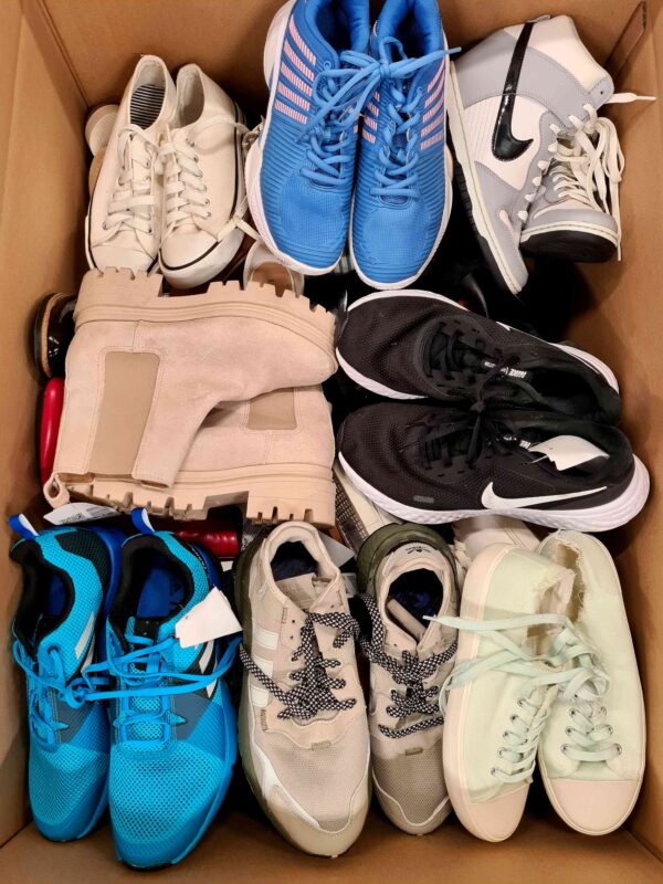 The photo shows a package with footwear in the category SH.