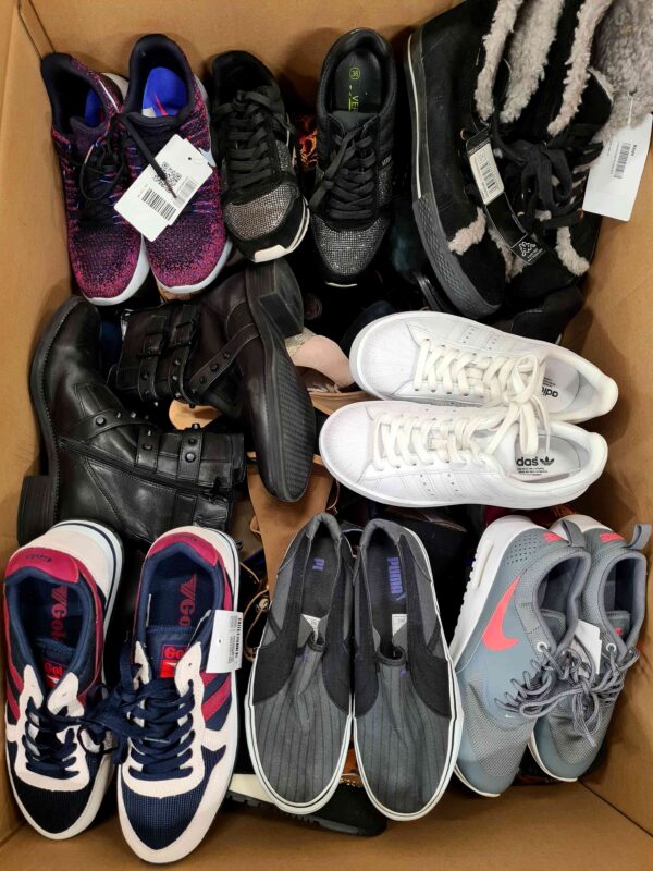 The photo shows a package with footwear in the category SH.