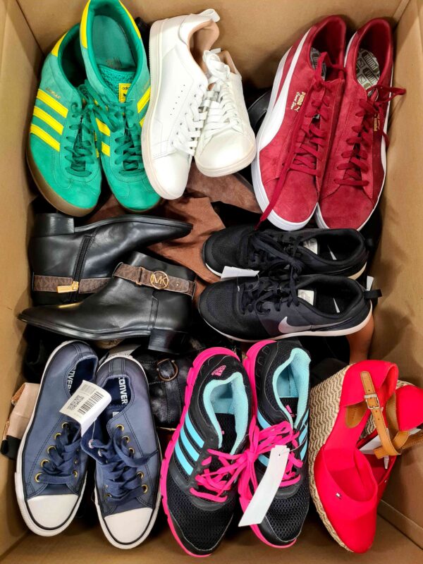 The photo shows a package with footwear in the category SH.