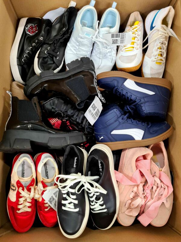 The photo shows a package with footwear in the category SH.