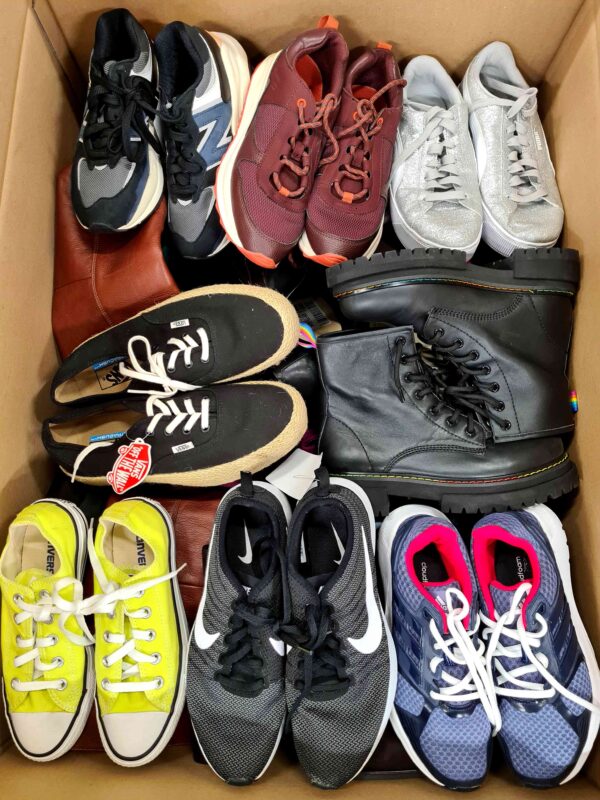 The photo shows a package with footwear in the category SH.