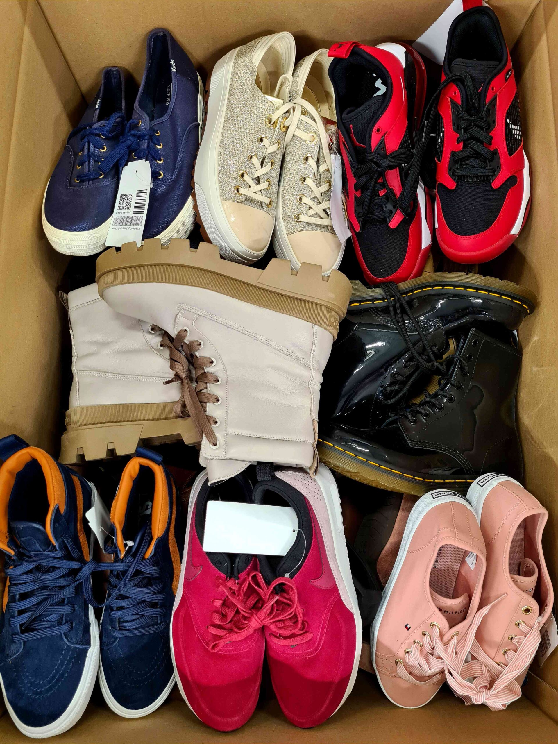 The photo shows a package with footwear in the category SH.